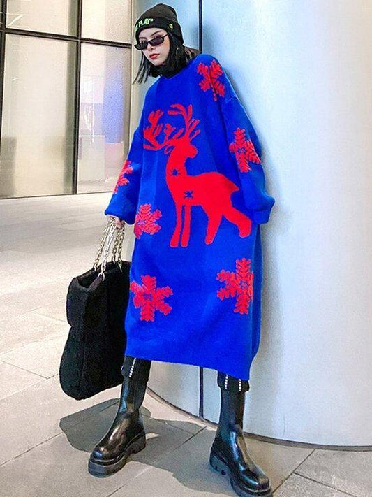 Lange oversized gebreide kerstjurk voor dames met groot rendier en sneeuwvlokken - kobaltblauw met rood rendier