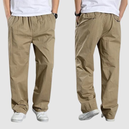 Wijde broek heren in khaki, voor- en achteraanzicht met schuine steekzakken