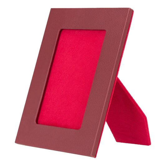 Leren fotolijst rood staand, opening zichtbaar met stoffen achtergrond