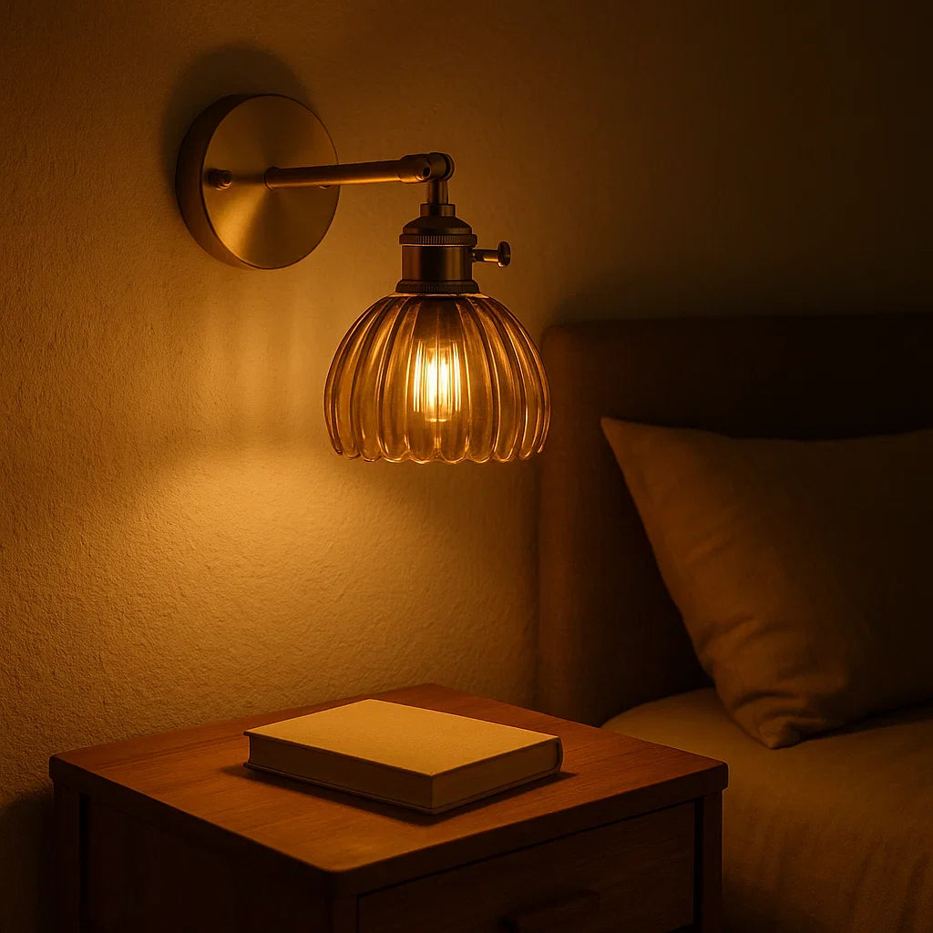 Glazen wandlamp met goudkleurige afwerking en vintage sfeerverlichting