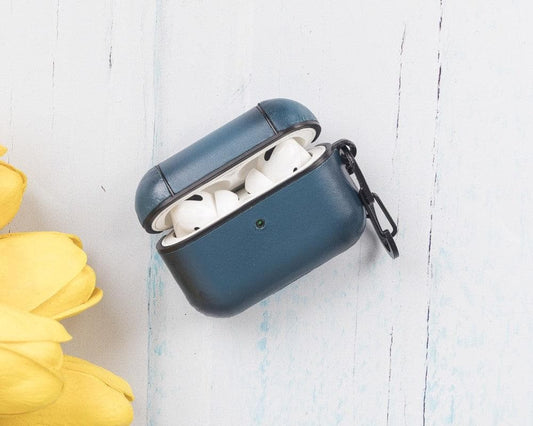 Leren AirPods Pro hoesje in blauw, vooraanzicht met uitsparing voor statuslampje
