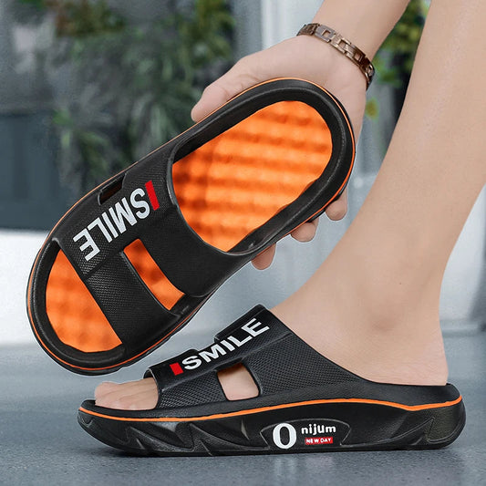 Badslippers van EVA met noppenvoetbed, brede band met uitsparing en dikke zool - beeld 2