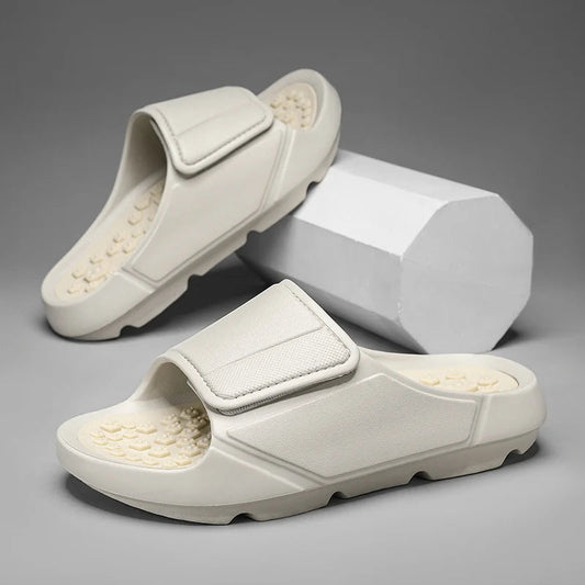Badslippers van EVA met brede verstelbare band, voetbed met noppen en dikke zool - beeld 2