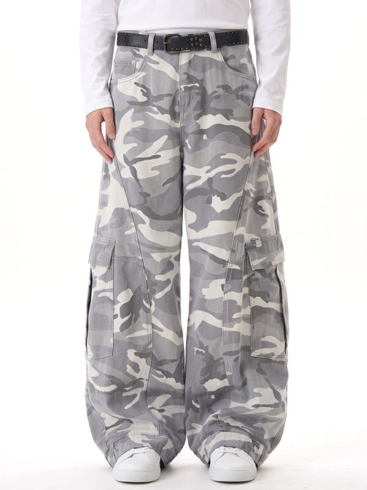 Unisex cargo jeans van katoen met grote zijzakken - sneeuwcamo, gedragen door model