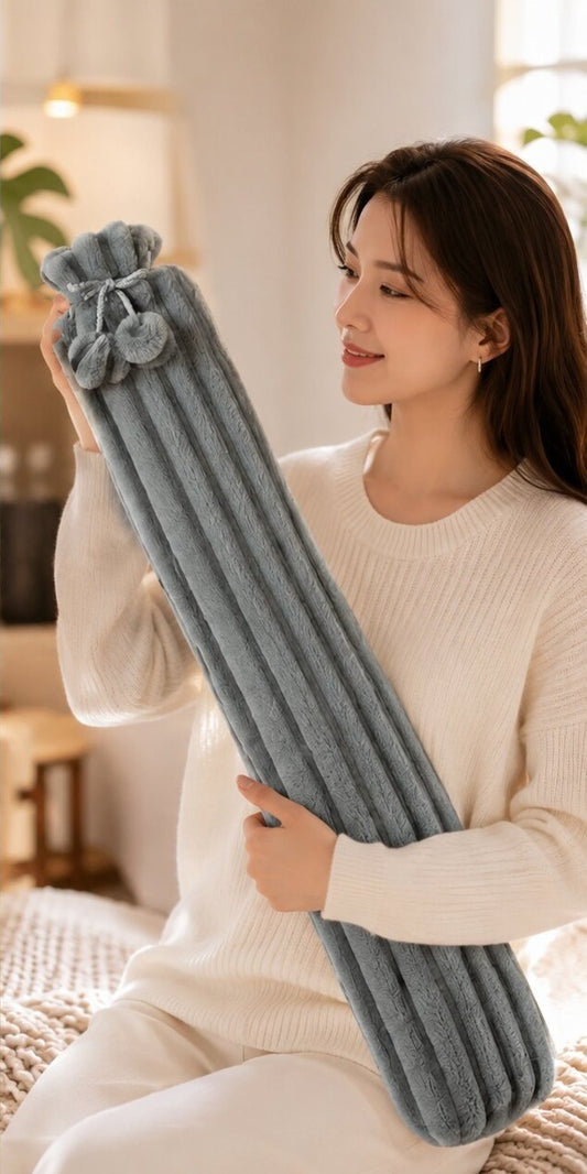 Extra lange warmwaterkruik van 83 cm met pluchen hoes en pompons - beeld 2