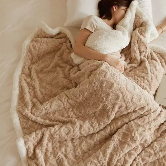 Fleece deken met teddy binnenkant en reliëfpatroon op een tweepersoonsbed - beige