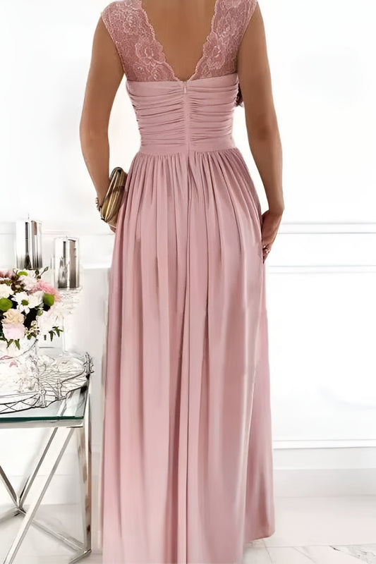 Achterkant van de galajurk in poederroze met gedrapeerd lijfje en rits