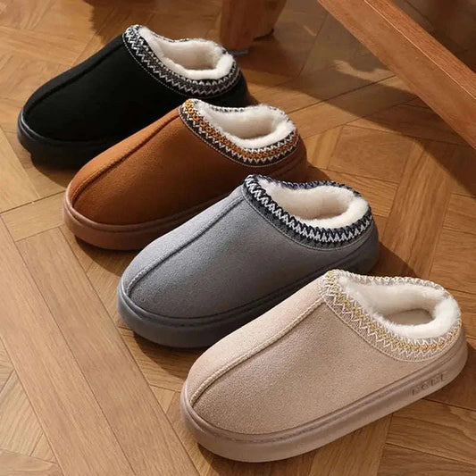 Plateau pantoffels in suède look met pluche voering en geborduurde rand - beeld 2