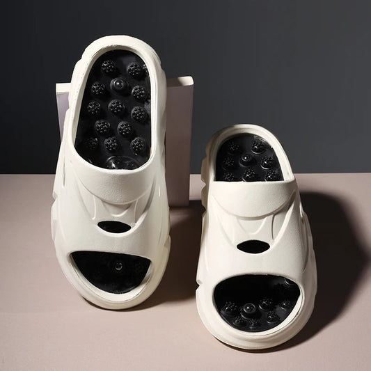 Slippers van EVA met ronde harde noppen in het voetbed, brede band en dikke zool - beeld 2