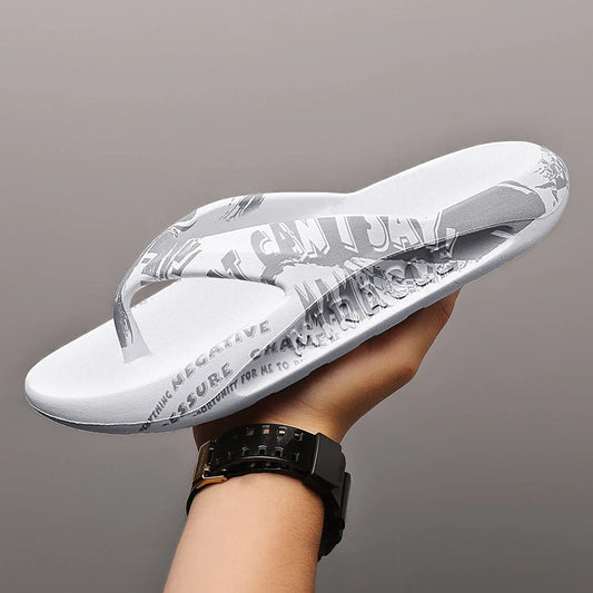 Teenslippers van EVA met dikke zool en letterprint over bandjes en voetbed - beeld 2
