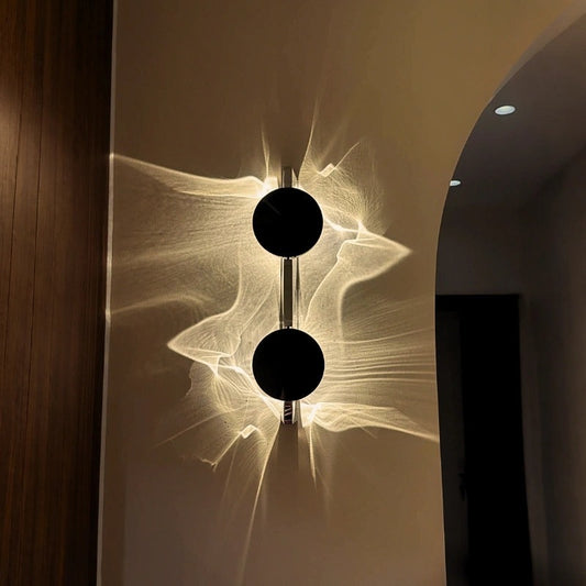 Wandlamp met ronde schijf die een golvend lichtpatroon op de muur werpt - duo, twee schijven