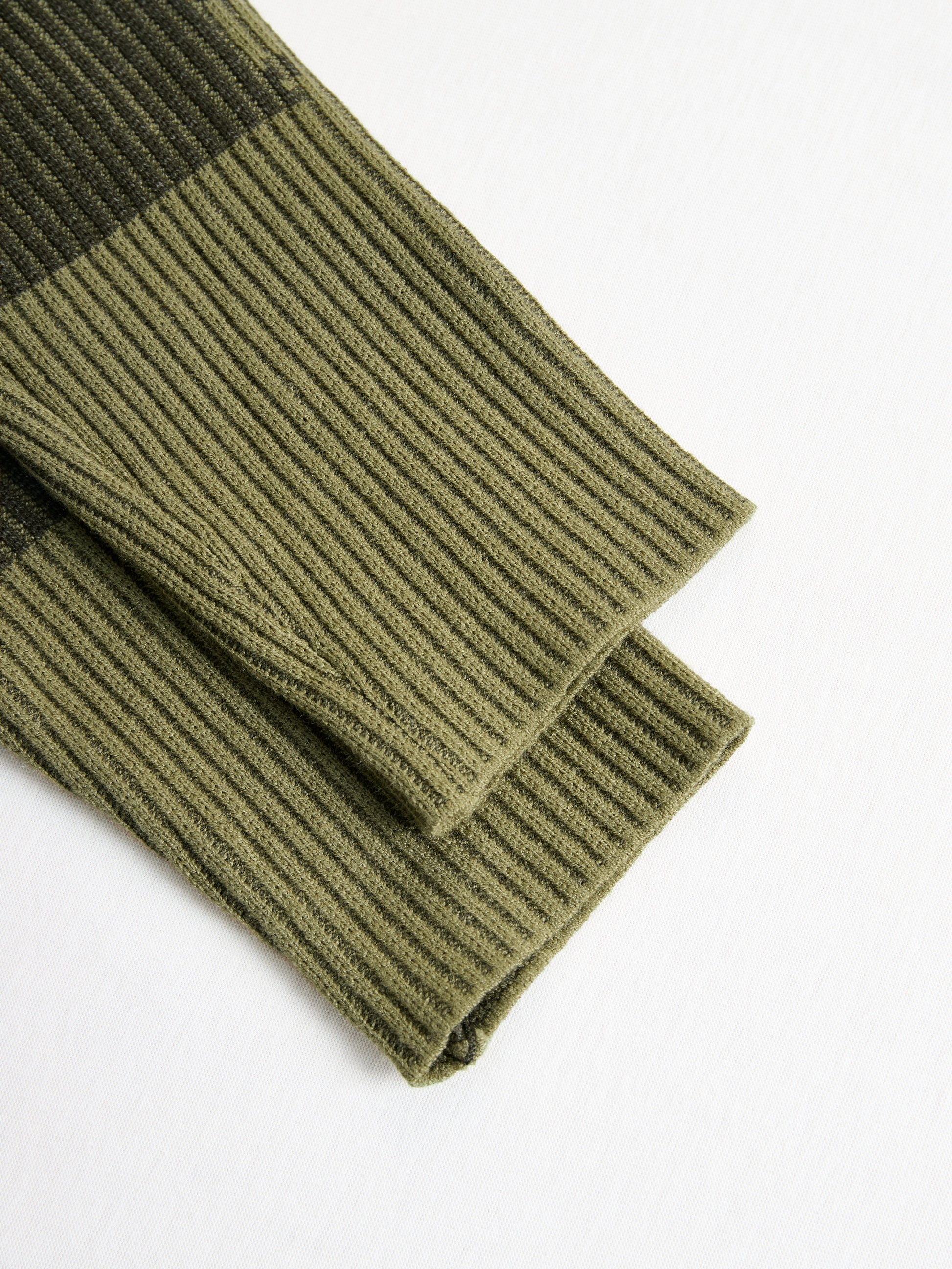 Geribde jurk met camouflageprint en franjes - detailfoto