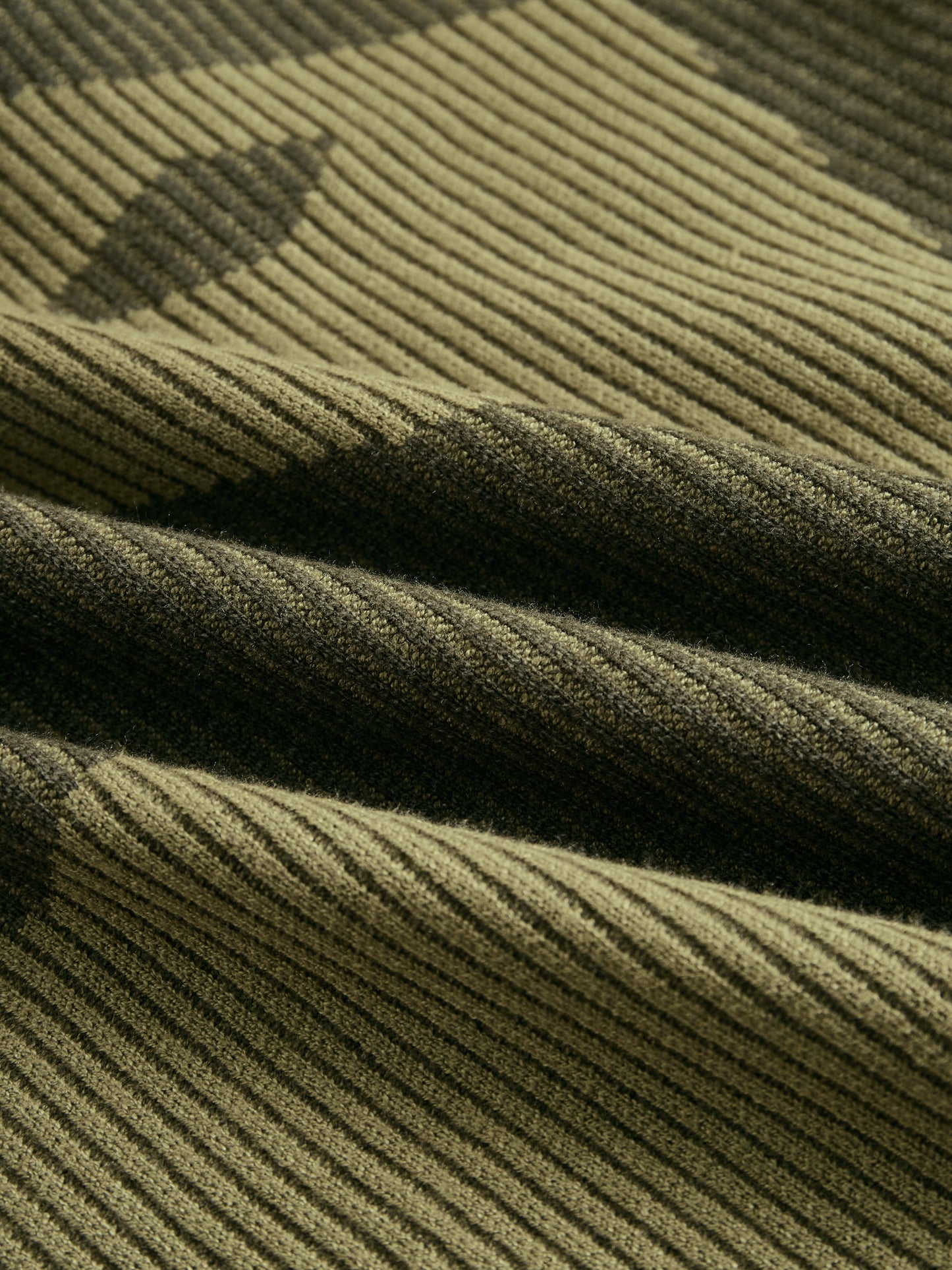 Geribde jurk met camouflageprint en franjes - detailfoto