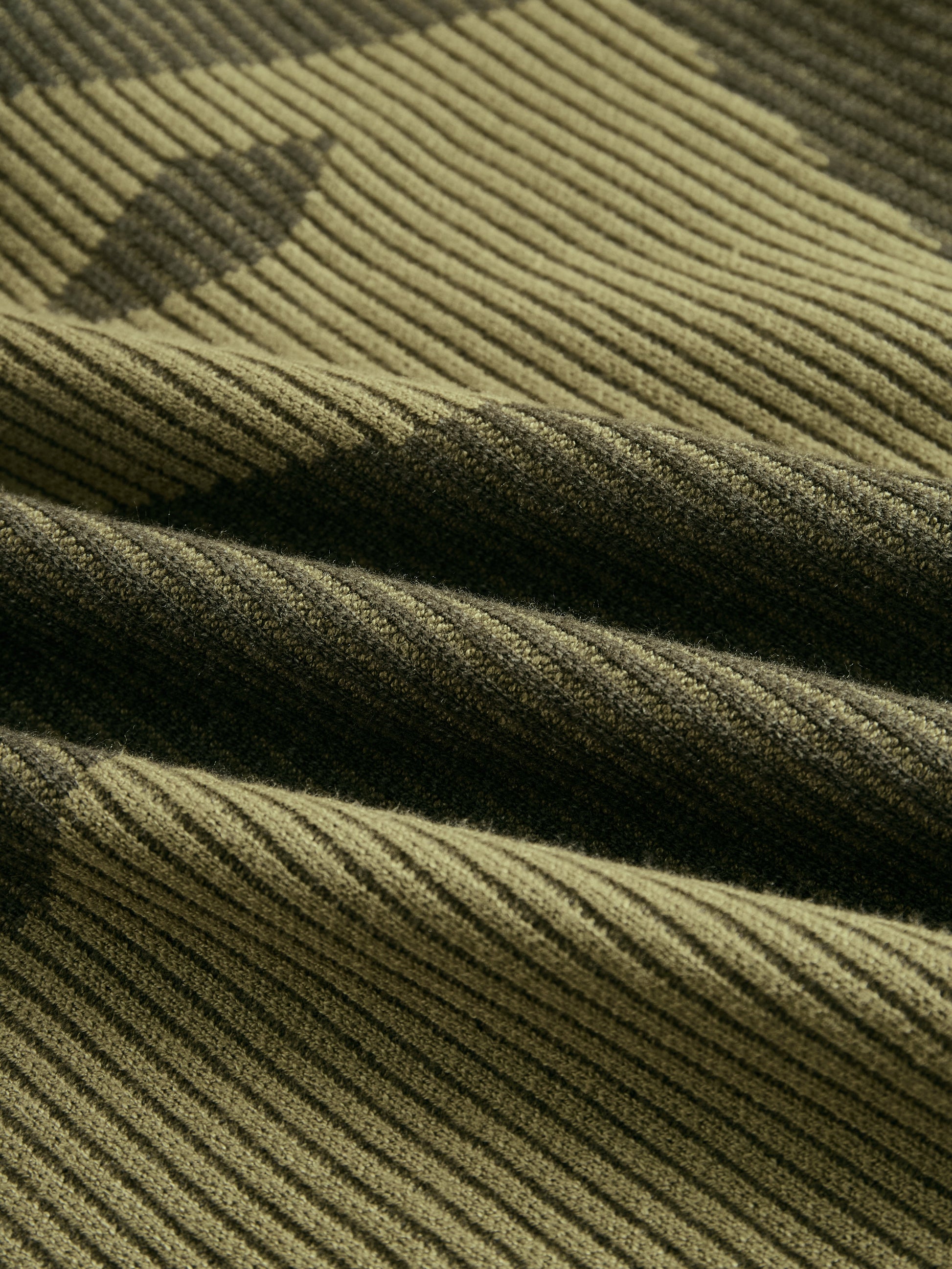 Geribde jurk met camouflageprint en franjes - detailfoto