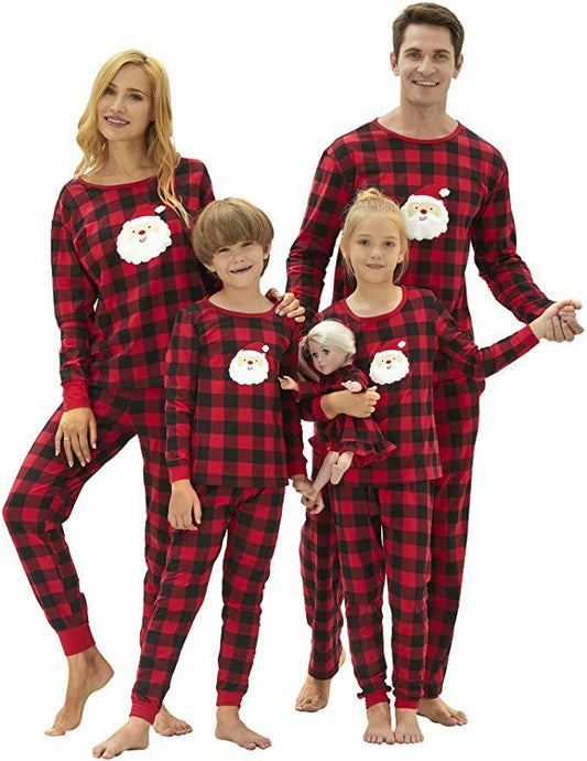 Rood-zwart geruite kerstpyjama voor het hele gezin met kerstmankop op de borst