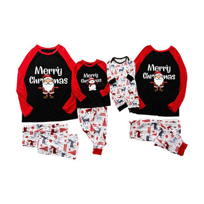 Kerstpyjama voor het hele gezin met kerstmanprint en witte rendierbroek