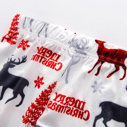 Kerstpyjama voor het hele gezin met kerstmanprint en witte rendierbroek