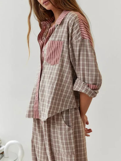 Pyjamaset dames in bruin, geruite blouse met roze streepdetail, zijaanzicht