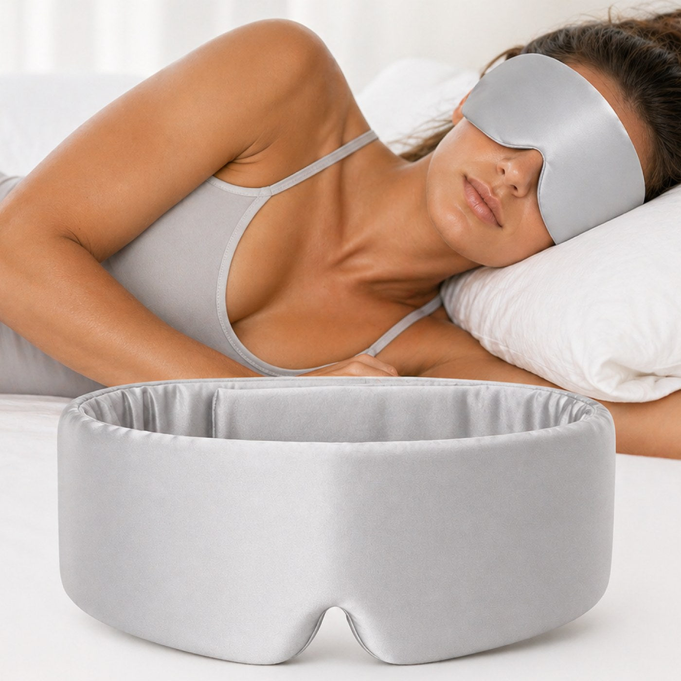 Zijden slaapmasker van moerbeizijde in lichtgrijs