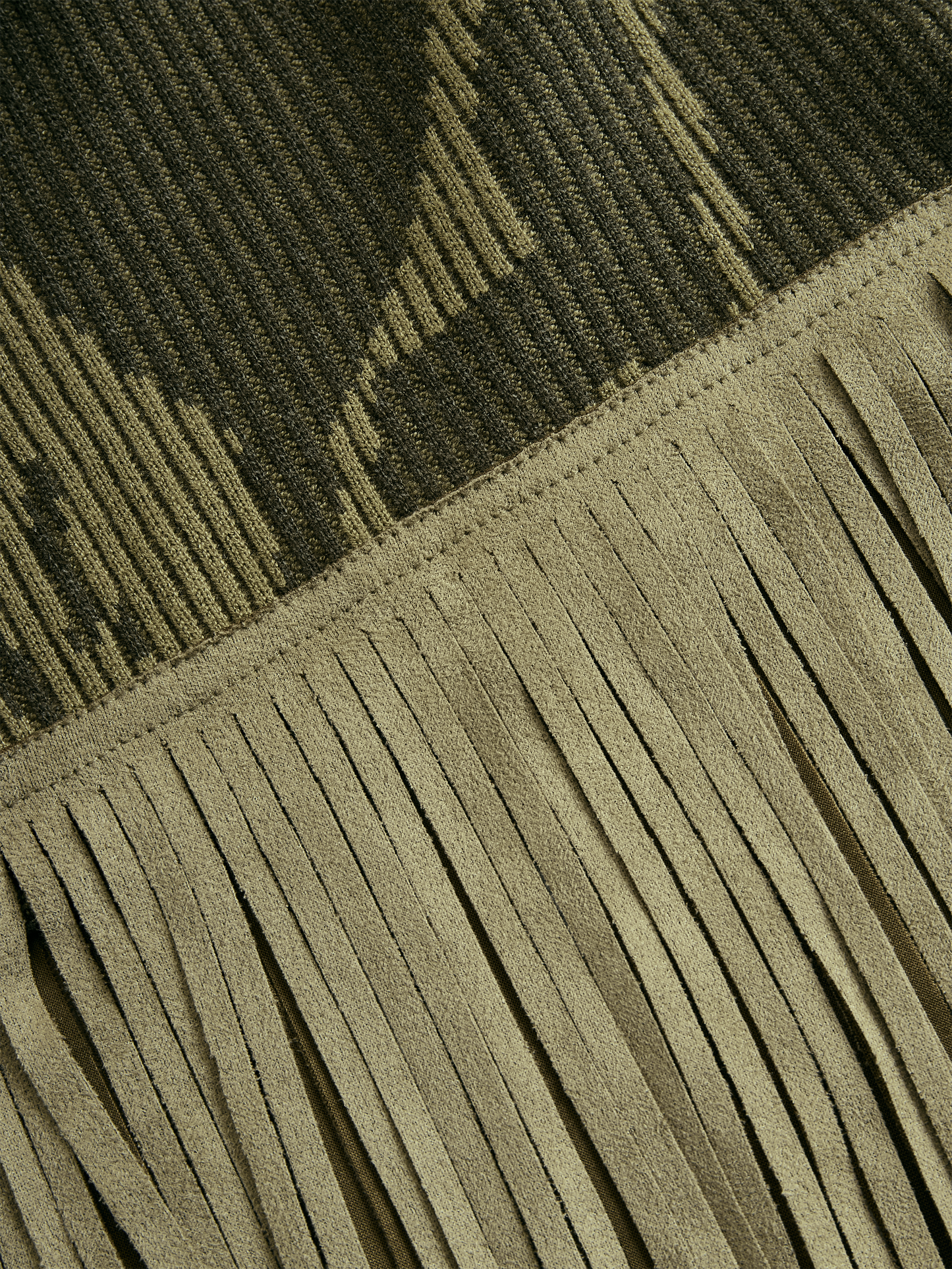 Geribde jurk met camouflageprint en franjes - detailfoto