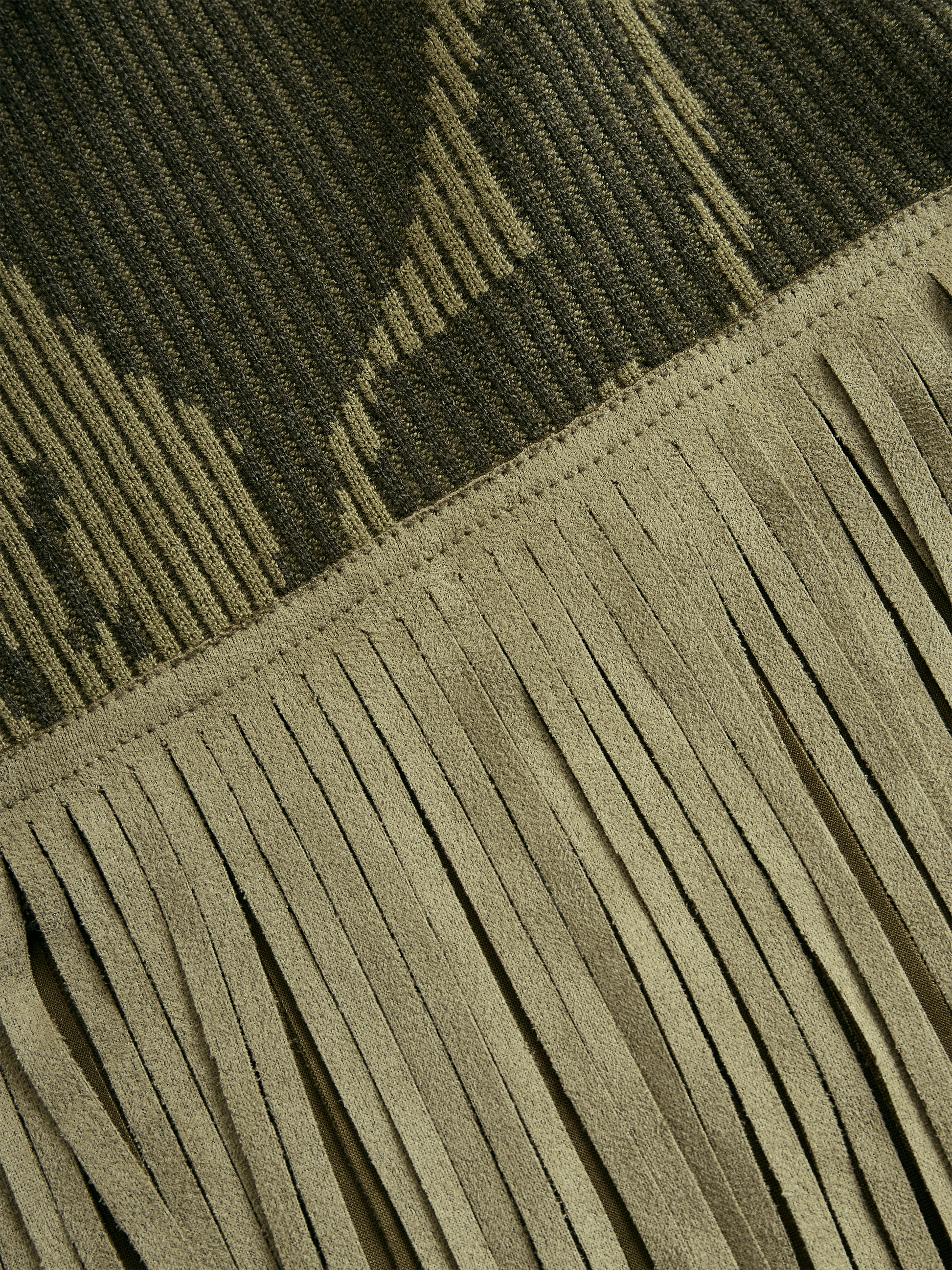 Geribde jurk met camouflageprint en franjes - detailfoto