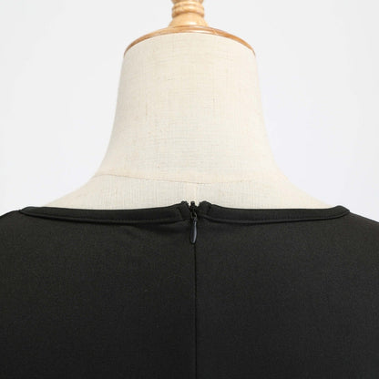 Kerstjurk voor dames met zwart lijfje, lange mouwen en rode rok met kerstmutsen