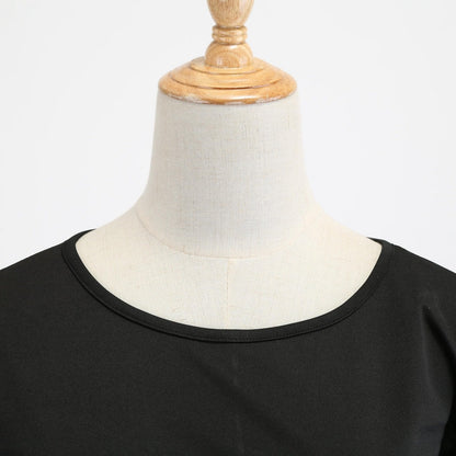 Kerstjurk voor dames met zwart lijfje, lange mouwen en rode rok met kerstmutsen