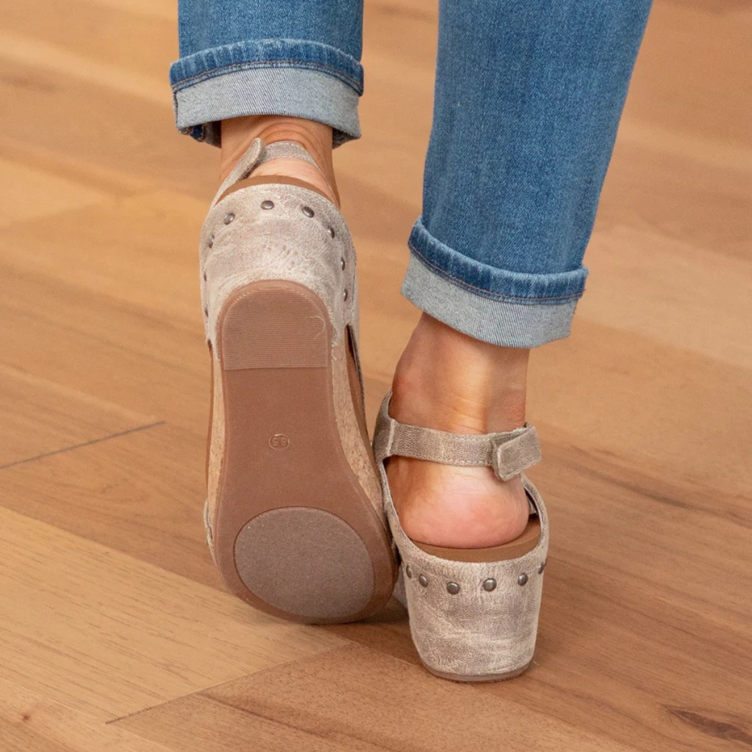 Suède sandalen met wiggehak bruin chique dames schoenen
