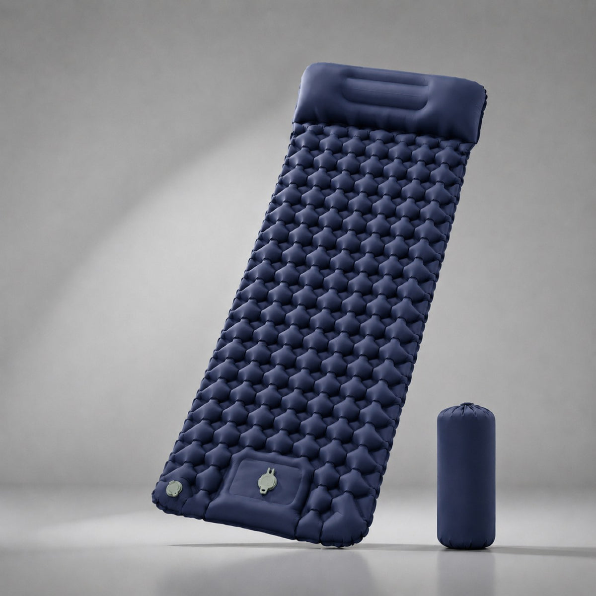 Zelfopblazend slaapmatje met voetpomp in marineblauw