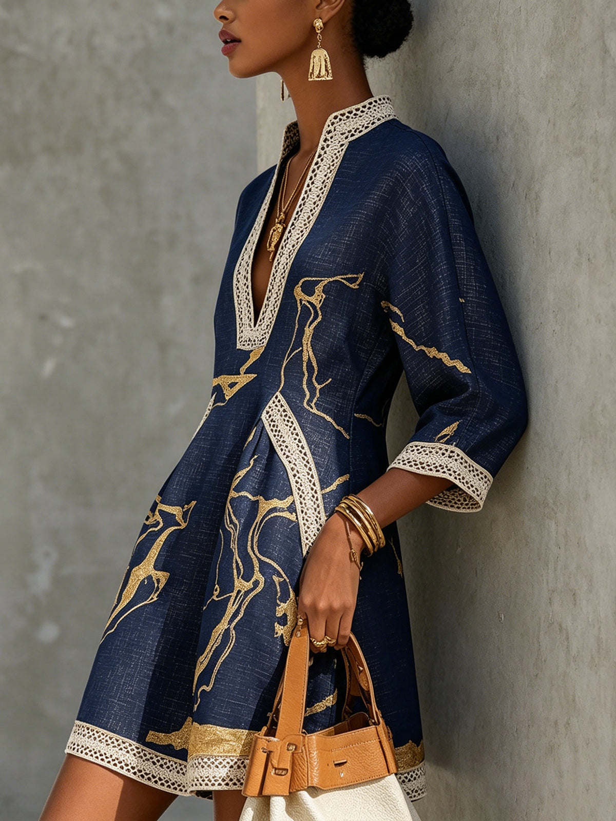 Tuniekjurk met gouden print en gehaakte bies - detailfoto