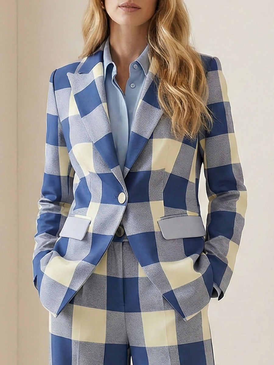 Geruite damesblazer in blauw en crème met reverskraag en kleppenzakken
