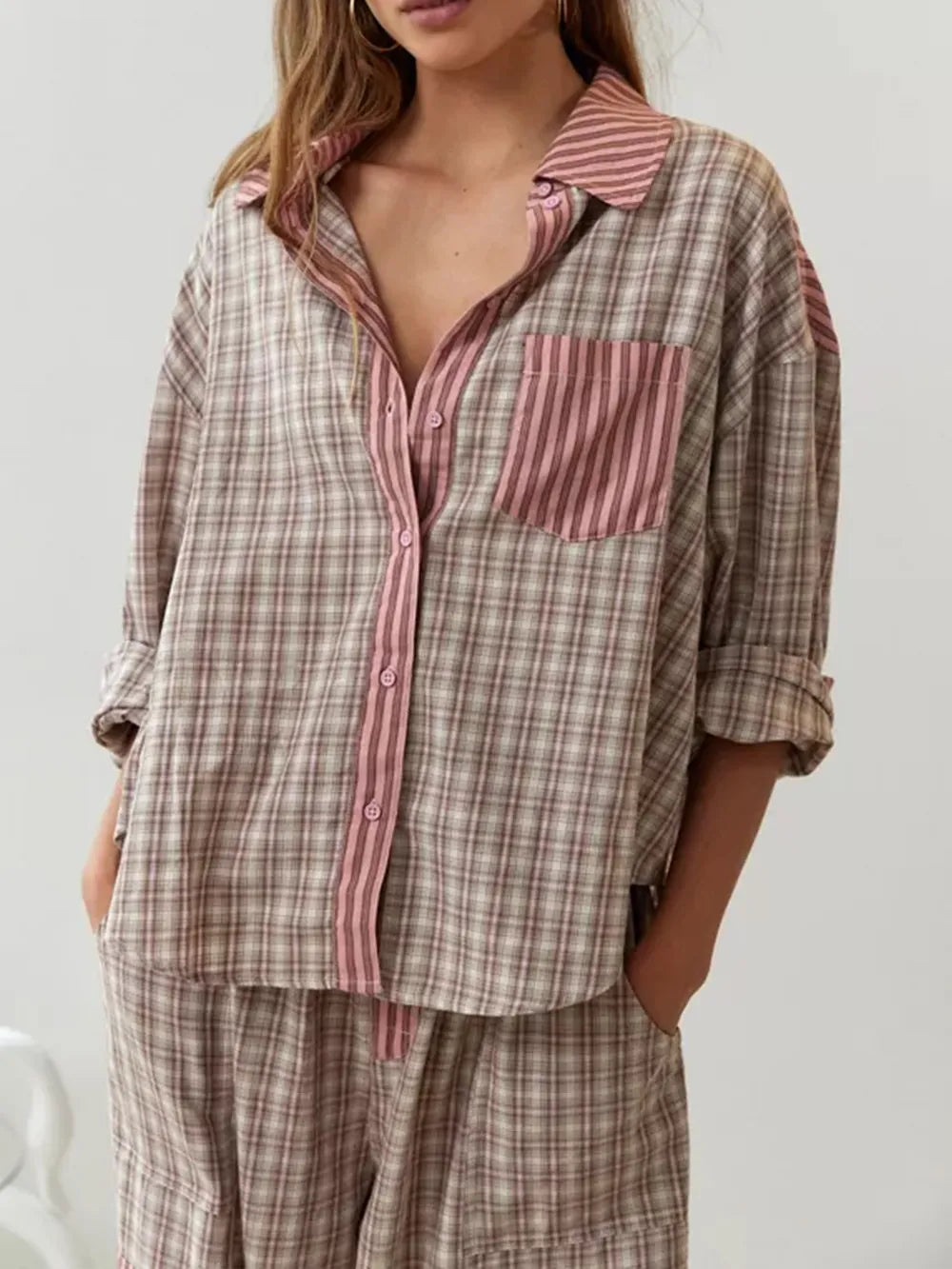 Pyjamaset dames in bruin, geruite doorknoopblouse met gestreepte borstzak