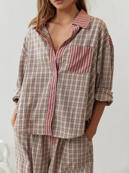 Pyjamaset dames in bruin, geruite doorknoopblouse met gestreepte borstzak
