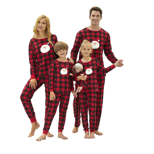 Rood-zwart geruite kerstpyjama voor het hele gezin met kerstmankop op de borst