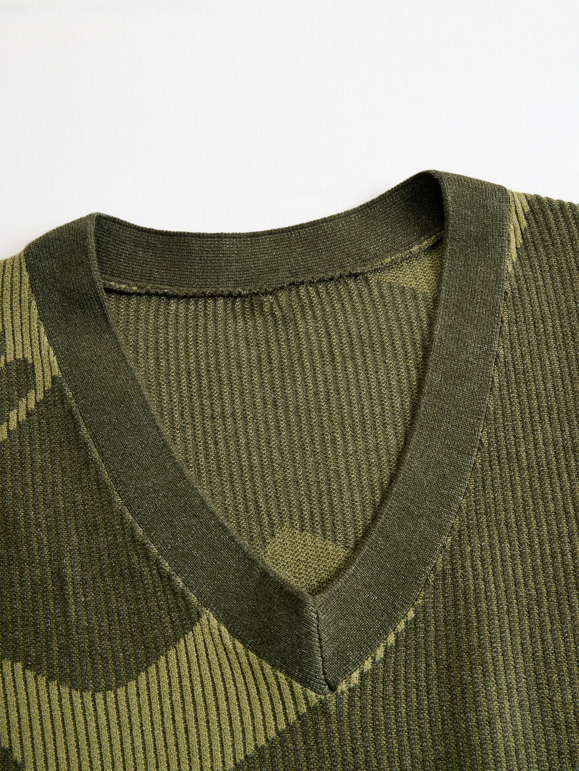 Geribde jurk met camouflageprint en franjes - detailfoto