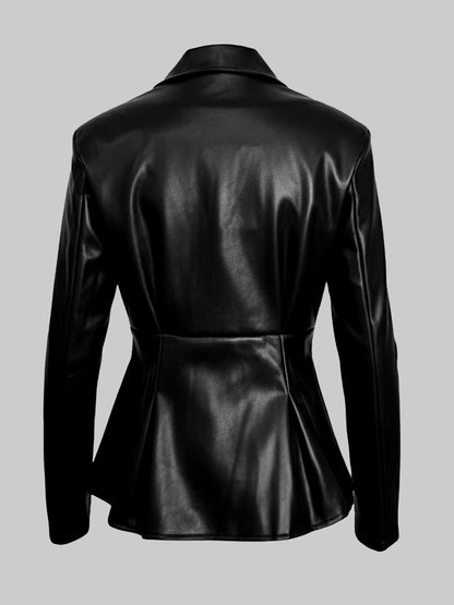 Getailleerde zwarte imitatieleren damesblazer met puntrevers en gouden knopen