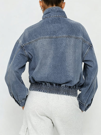 Cropped spijkerjack met hoge opstaande kraag en ballonmouwen