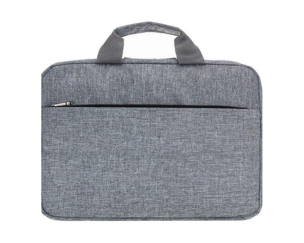 Vrouw draagt zwarte laptoptas aan de twee handvatten