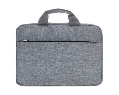 Vrouw draagt zwarte laptoptas aan de twee handvatten