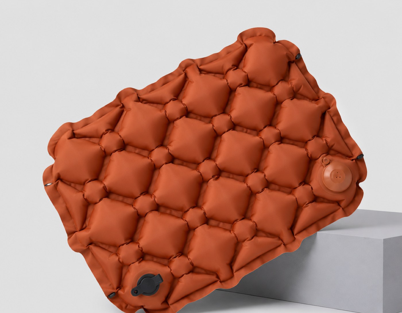 Opblaasbaar zitkussen - 90 gram, compact in oranje/bruin