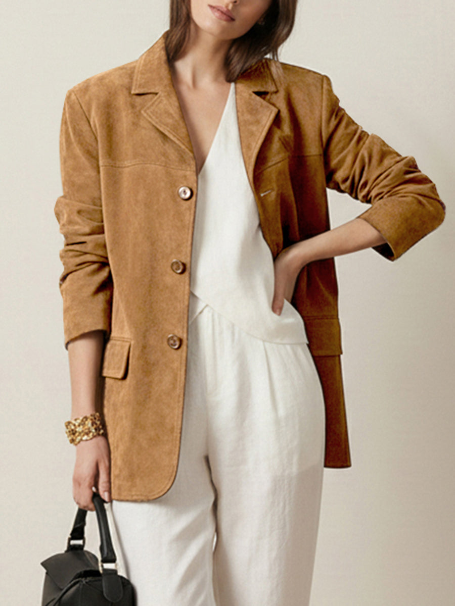 Cognackleurige damesblazer in suède look met revers en kleppenzakken