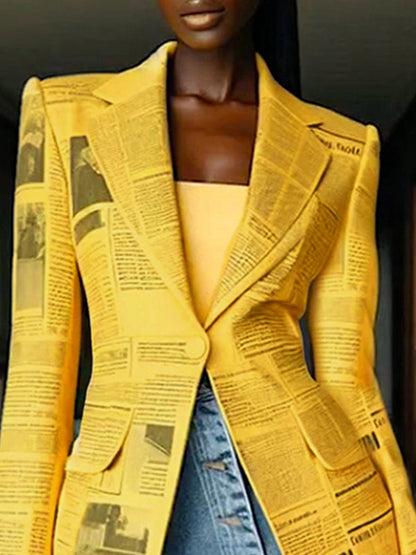 Getailleerde gele blazer dames met krantenprint en puntrevers