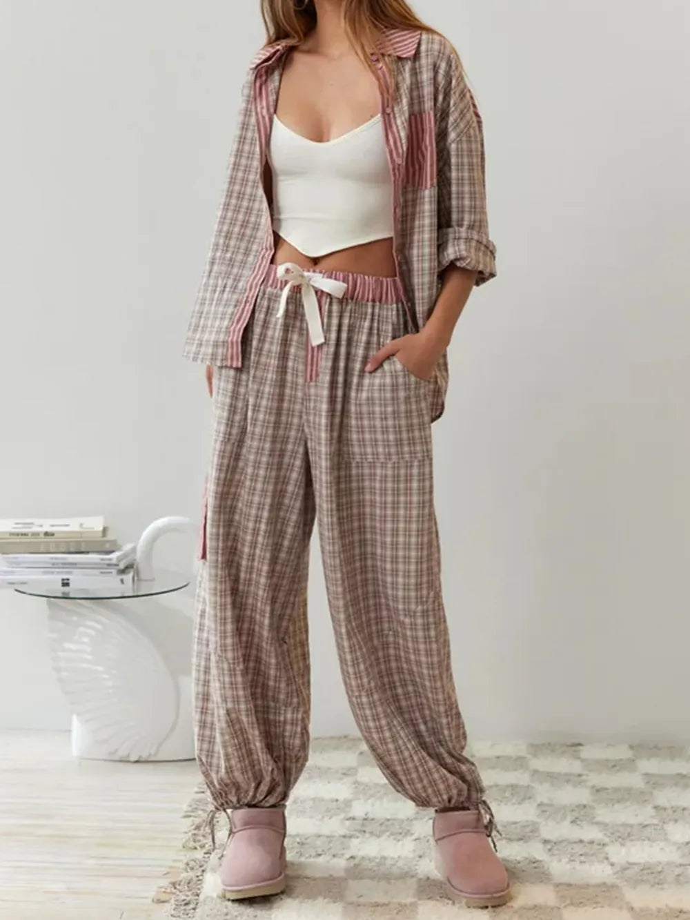 Pyjamaset dames in bruin, geruite blouse met wijde broek en strikkoord in de taille