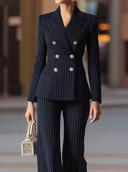 Marineblauwe damesblazer met krijtstreep, piekrevers en goudkleurige knopen - marineblauw
