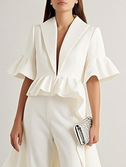 Witte lange damesblouse met volant op de taille en wijde halve mouwen