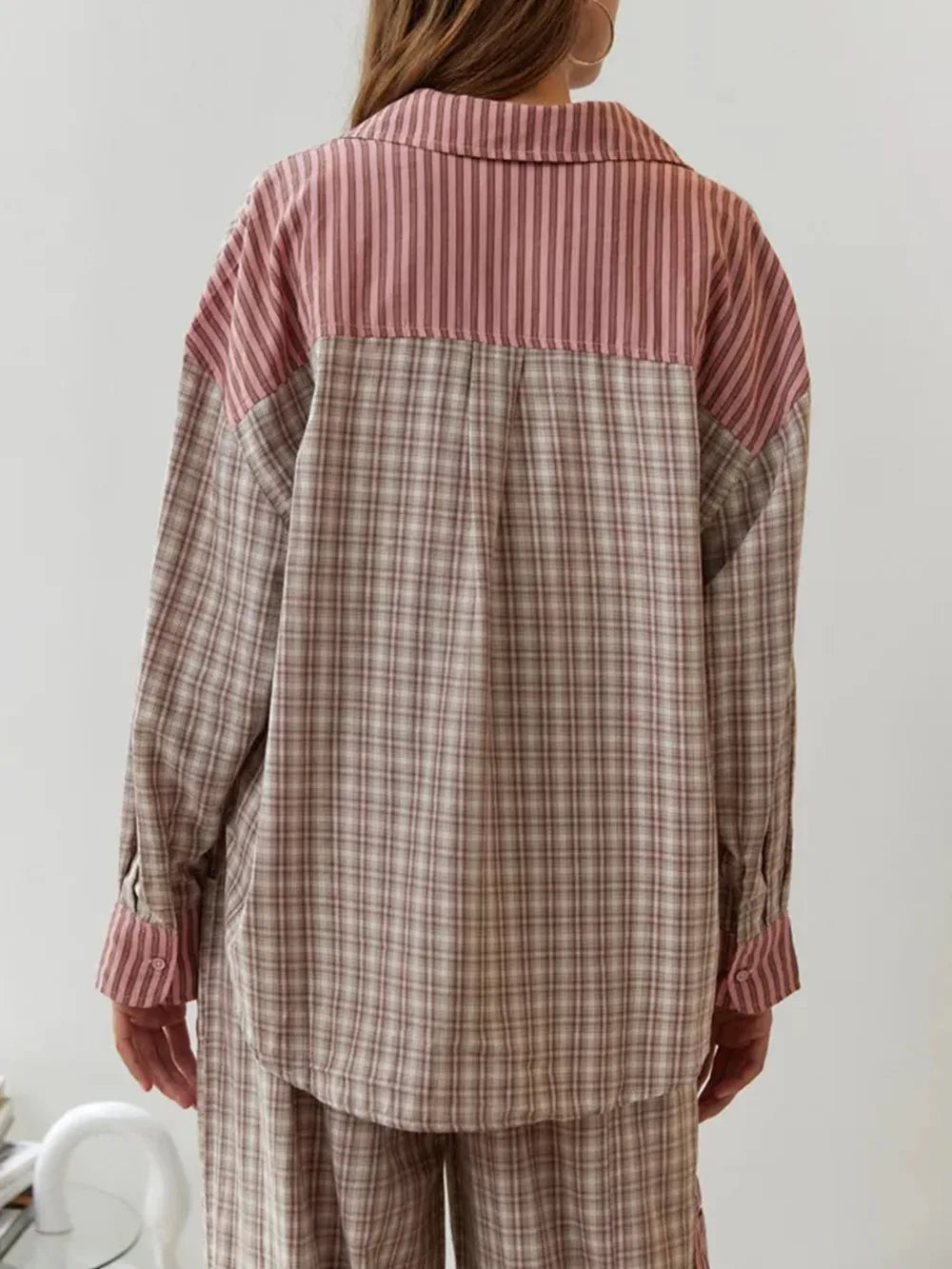 Pyjamaset dames in bruin, achterkant van de geruite blouse met gestreepte pas