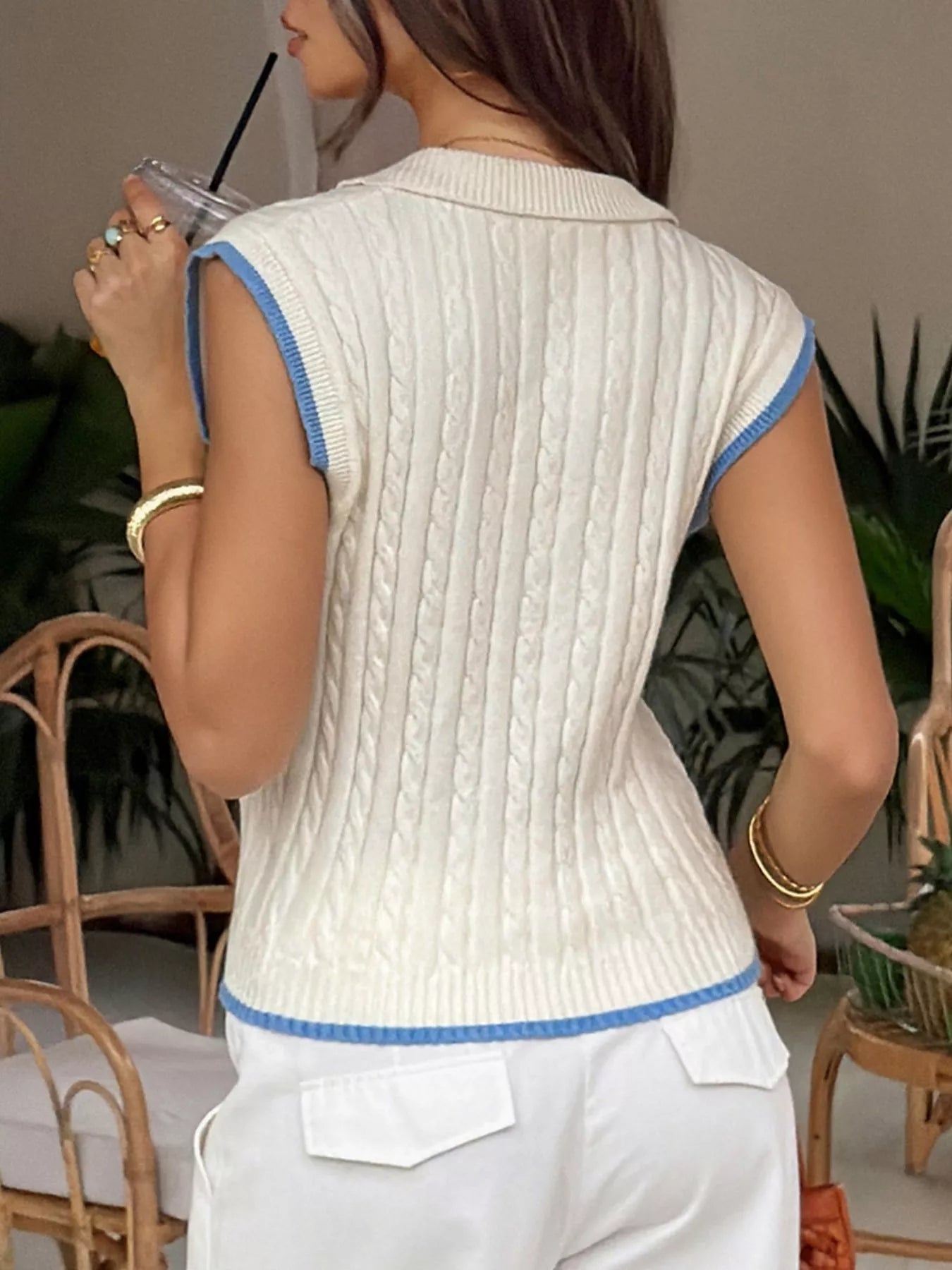 Spencer dames met kabelbreisel - detailfoto