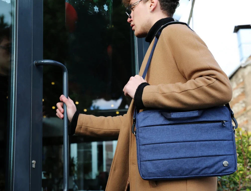 Laptoptas in bourgondië, vooraanzicht met doorgestikte banen