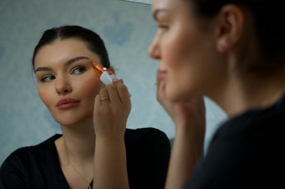 Wenkbrauw- en Gezichtstrimmer - Dubbele Trimmer in Wit Design voor Precisie en Gemakkelijk Gebruik