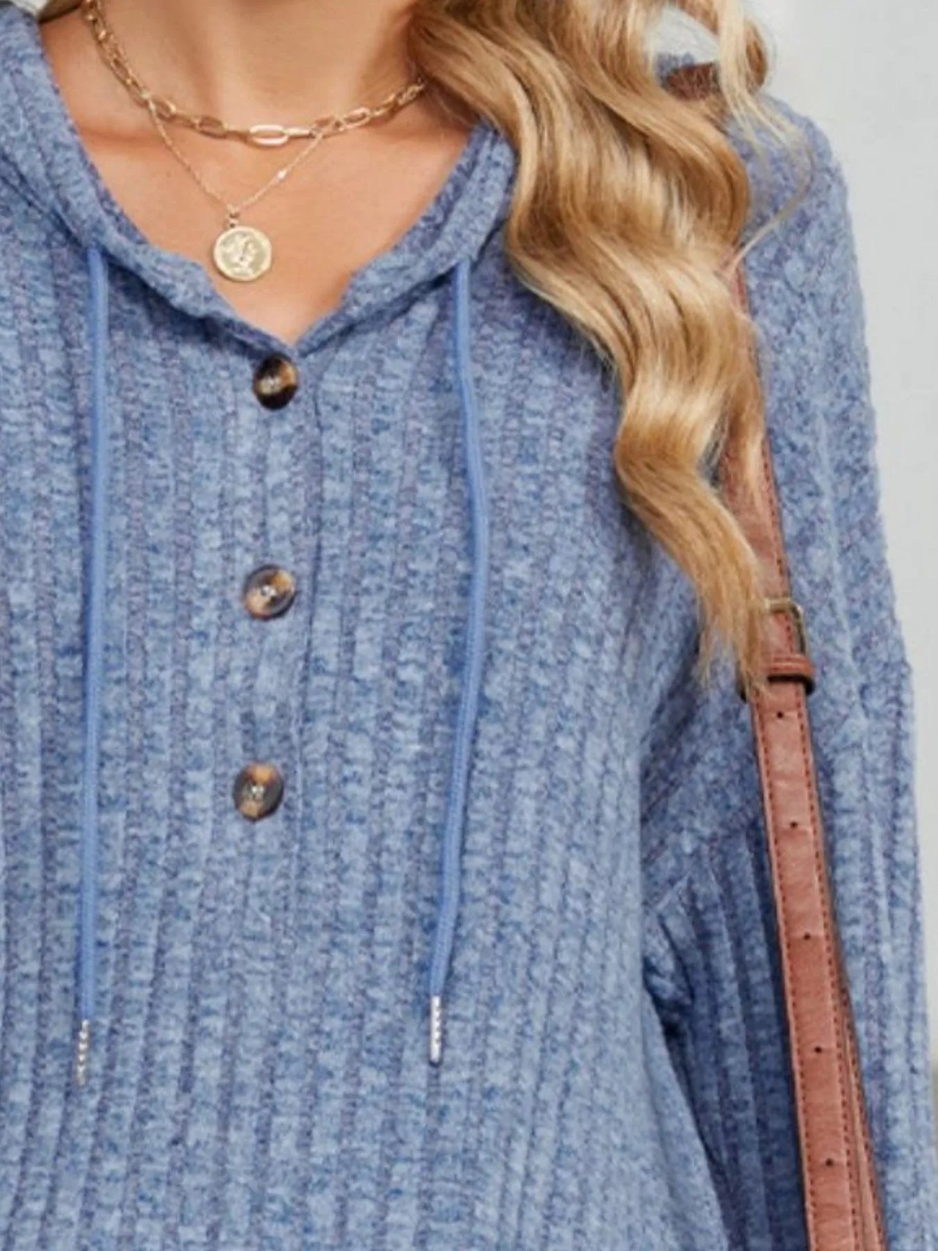 Gebreide hoodie dames met knopen - detailfoto